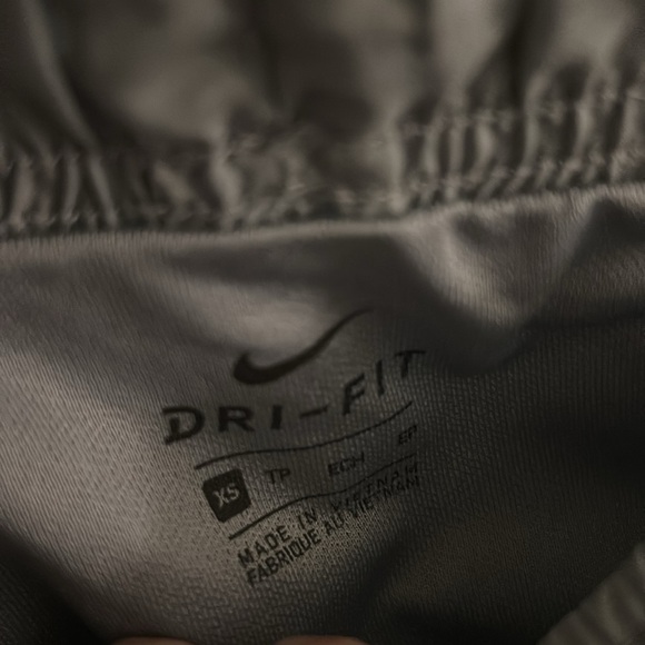 Nike women’s running shorts wolf grey- XS - Picture 2 of 5